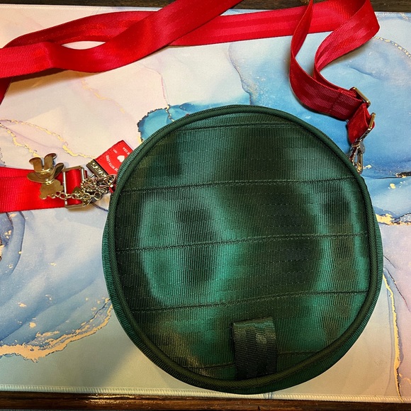 EUC Harvey’s Seatbelt Christmas Crossbody Santa Purse - Picture 2 of 5